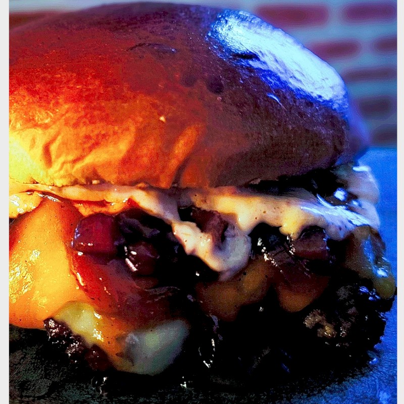 La Bomba — hamburguesa doble queso y mermelada de beicon Sala Burger Cieza