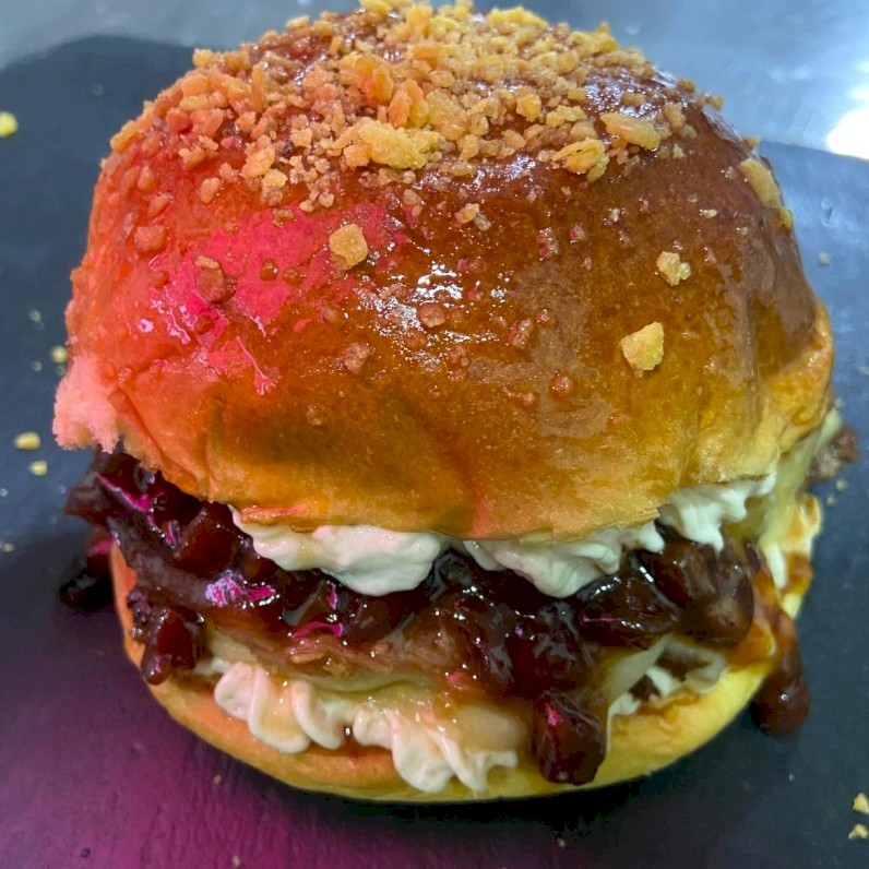 La Maldita — hamburguesa con pulled pork y queso gouda Sala Burger Cieza