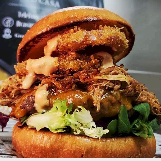 Trifásica — hamburguesa refrescante con aro de cebolla Sala Burger Cieza